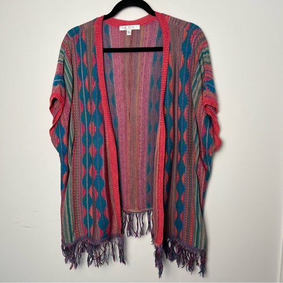 ⚪️ Say What? Pink and Blue Shrug with Fringe Detail - Picture 2 of 8